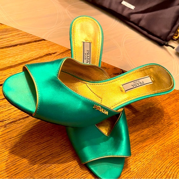 Selling a beautiful green pair of Pradas. They were worn abt four times in total - Picture 2 of 6